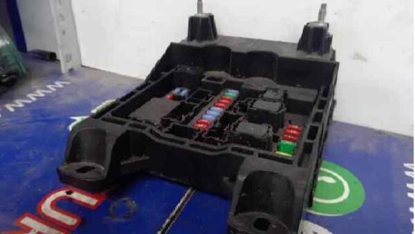 CAJA RELES / FUSIBLES 91015