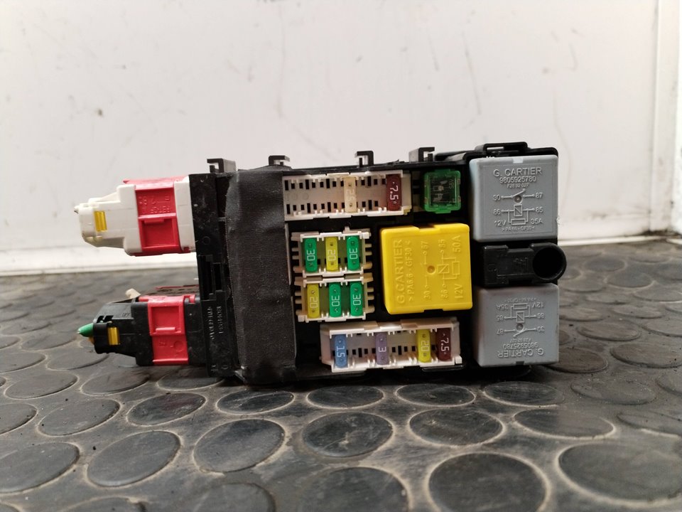 CAJA RELES / FUSIBLES 110427