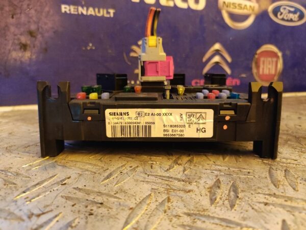 CAJA RELES / FUSIBLES 100175