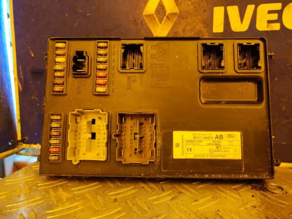 CAJA RELES / FUSIBLES 100060