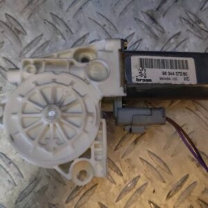 MOTOR ELEVALUNAS DELANTERO DERECHO 101186