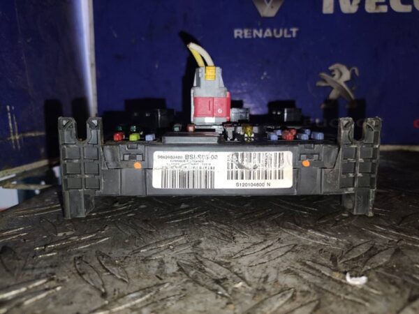 CAJA RELES / FUSIBLES 100775