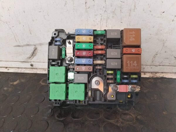 CAJA RELES / FUSIBLES 111097
