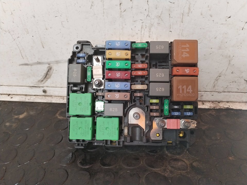 CAJA RELES / FUSIBLES 111097