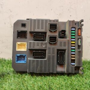 CAJA RELES / FUSIBLES 106888