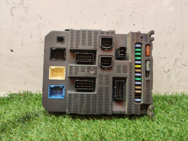 CAJA RELES / FUSIBLES 106888