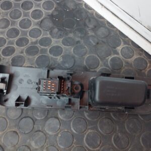 MANDO ELEVALUNAS DELANTERO DERECHO 110495