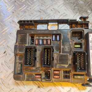 CAJA RELES / FUSIBLES 100048