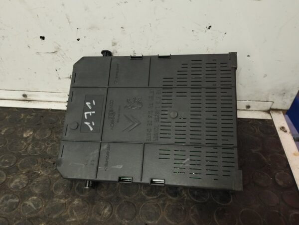 CAJA RELES / FUSIBLES 110630