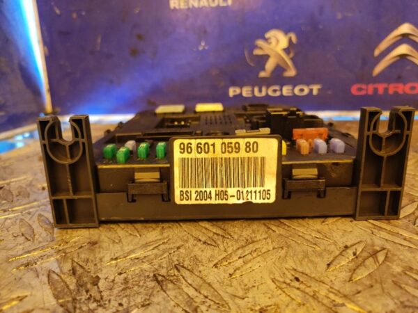 CAJA RELES / FUSIBLES 100578