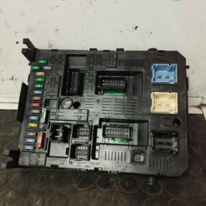 CAJA RELES / FUSIBLES 110630