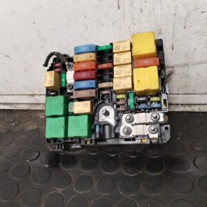 CAJA RELES / FUSIBLES 111451