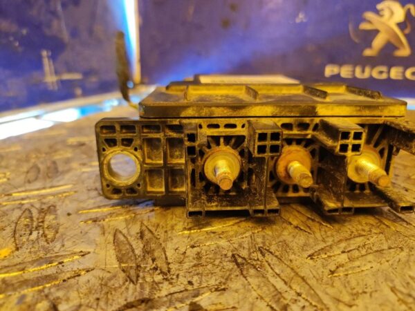 CAJA RELES / FUSIBLES 100579