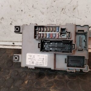 CAJA RELES / FUSIBLES 112648