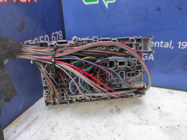 CAJA RELES / FUSIBLES 95679