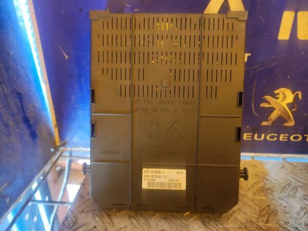 CAJA RELES / FUSIBLES 100982
