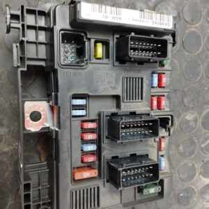 CAJA RELES / FUSIBLES 110326