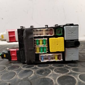 CAJA RELES / FUSIBLES 110427