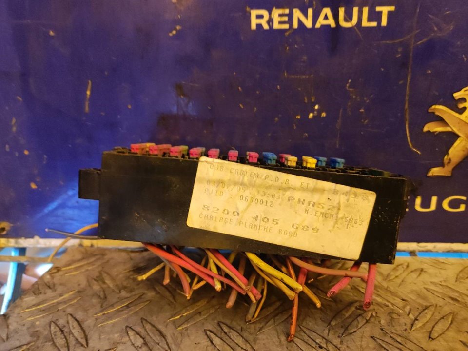 CAJA RELES / FUSIBLES 101061