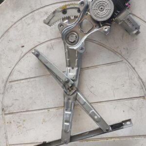 ELEVALUNAS DELANTERO DERECHO 106774