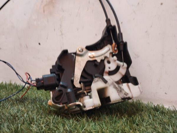 CERRADURA PUERTA DELANTERA DERECHA 106931