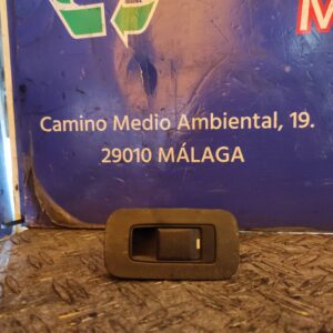 MANDO ELEVALUNAS TRASERO DERECHO 96711