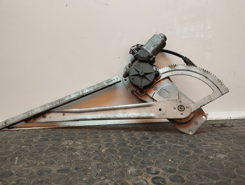 ELEVALUNAS DELANTERO DERECHO 104901