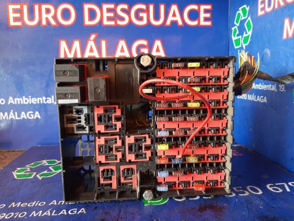 CAJA RELES / FUSIBLES 93982