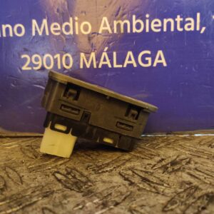 MANDO ELEVALUNAS TRASERO DERECHO 96710