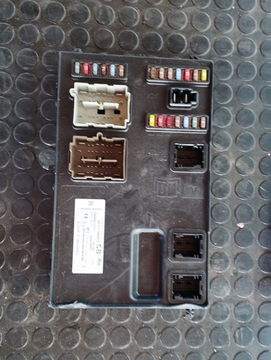 CAJA RELES / FUSIBLES 104431