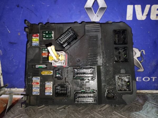 CAJA RELES / FUSIBLES 100775