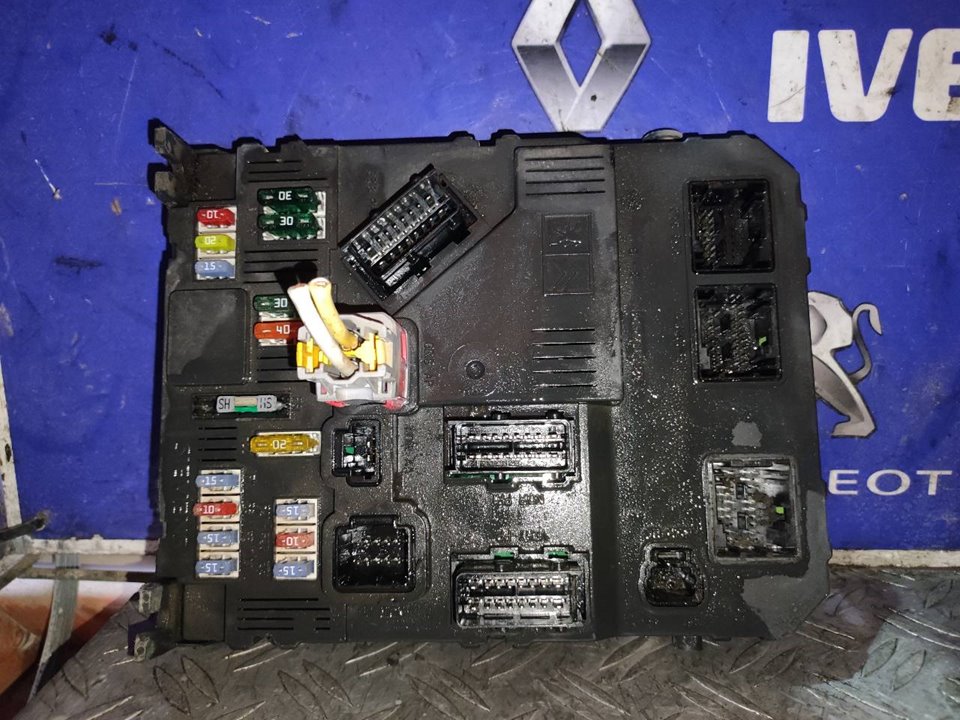CAJA RELES / FUSIBLES 100775