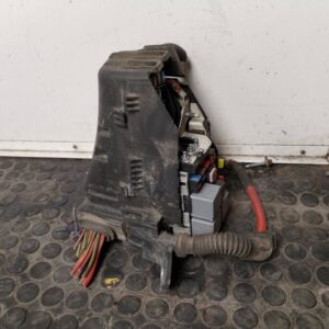 CAJA RELES / FUSIBLES 110824