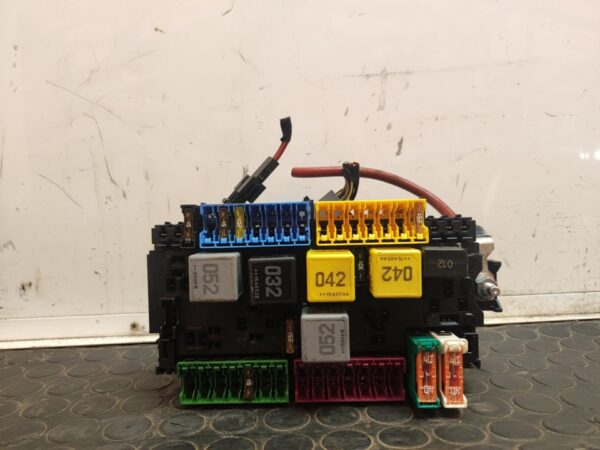CAJA RELES / FUSIBLES 108047