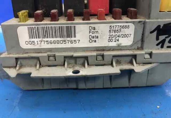 CAJA RELES / FUSIBLES 91426