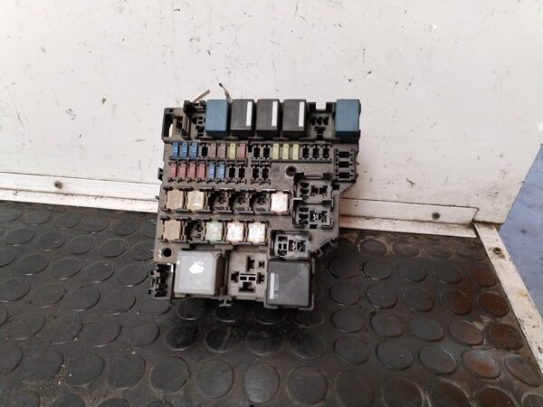 CAJA RELES / FUSIBLES 110884