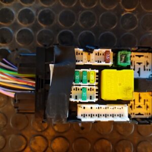 CAJA RELES / FUSIBLES 108068