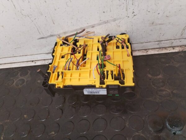 CAJA RELES / FUSIBLES 111097