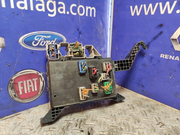 CAJA RELES / FUSIBLES 103774