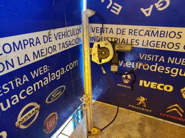 ELEVALUNAS DELANTERO DERECHO 100154