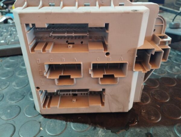 CAJA RELES / FUSIBLES 105910