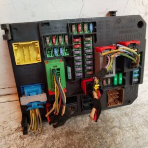 CAJA RELES / FUSIBLES 115083