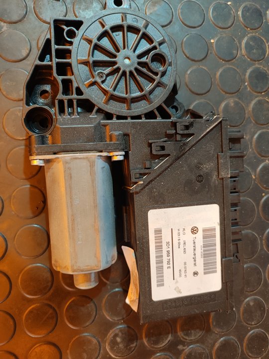 MOTOR ELEVALUNAS DELANTERO DERECHO 106908