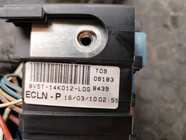 CAJA RELES / FUSIBLES 110884