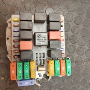 CAJA RELES / FUSIBLES 104693