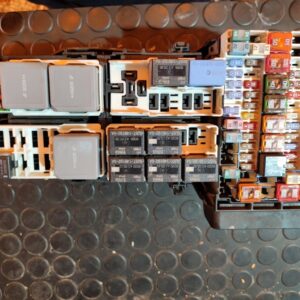 CAJA RELES / FUSIBLES 106143