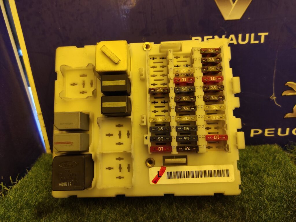 CAJA RELES / FUSIBLES 94759