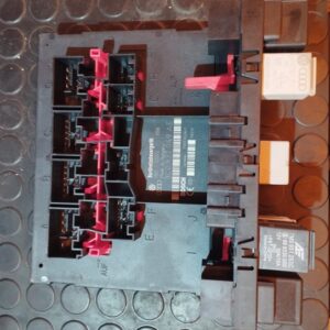 CAJA RELES / FUSIBLES 105637