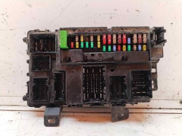 CAJA RELES / FUSIBLES 117810