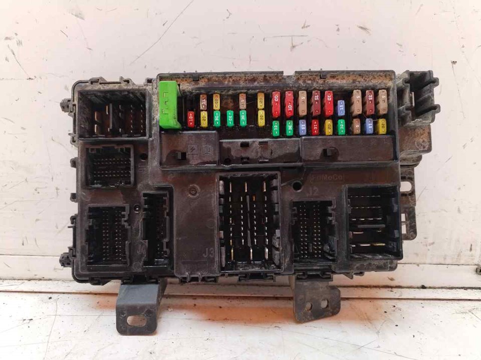 CAJA RELES / FUSIBLES 117810